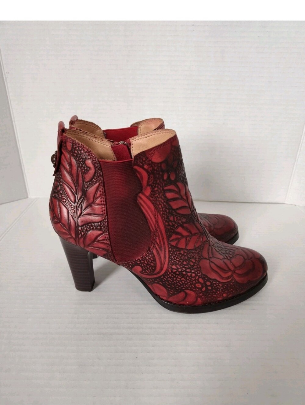 L'artiste Spring Step Red Leather Embossed Ankle Boots Heels Size 37 US 6.5-7